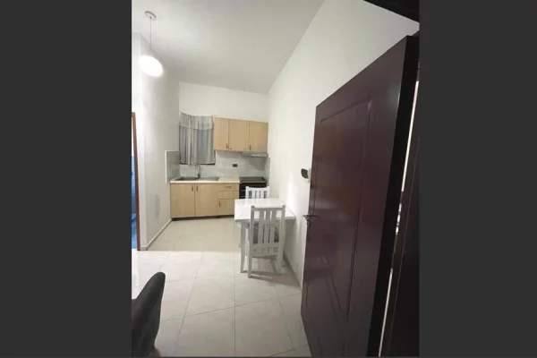 Shtepi me qera Shtepi Private ne Tirane, 1+1, Mobilimi E mobiluar, Pagesa 35,000  Leke.