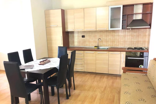 Shtepi me qera 2+1 ne Tirane - 37,000 Leke