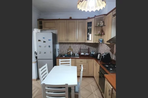 Shtepi me qera 1+1 ne Tirane - 30,000 Leke