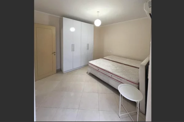 Shtepi me qera Apartament ne Tirane, 1+1, Mobilimi E mobiluar, Pagesa 450  Euro.