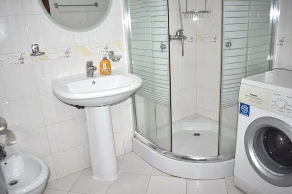 Shtepi me qera Apartament ne Tirane, 2+1, Mobilimi E mobiluar, Pagesa 60,000  Leke.