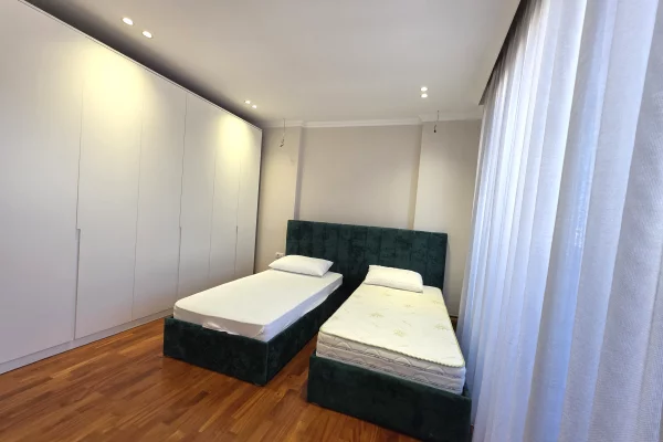 Shtepi me qera Penthose(kati i fundit panoramik) ne Tirane, 2+1, Mobilimi E mobiluar, Pagesa 1,600  Euro.