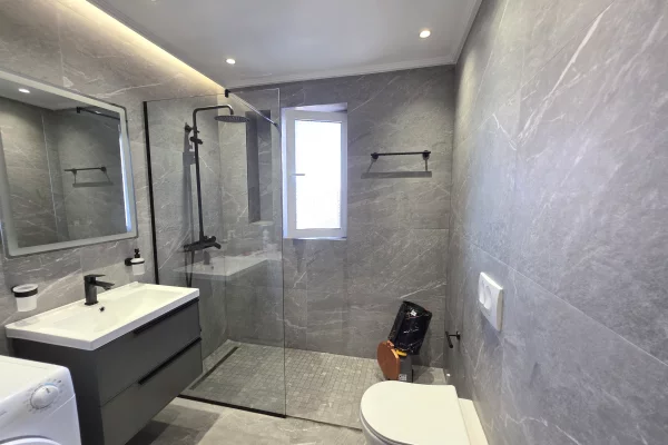 Shtepi me qera Penthose(kati i fundit panoramik) ne Tirane, 2+1, Mobilimi E mobiluar, Pagesa 1,600  Euro.