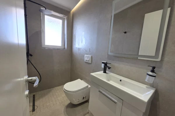 Shtepi me qera Penthose(kati i fundit panoramik) ne Tirane, 2+1, Mobilimi E mobiluar, Pagesa 1,600  Euro.