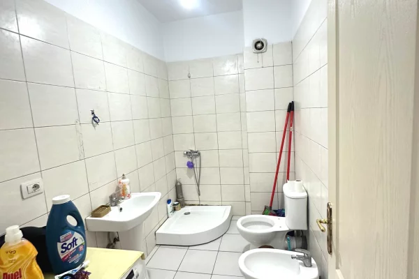 Shtepi ne shitje Apartament ne Tirane, 1+1, Mobilimi E mobiluar, Pagesa 98,000  Euro.