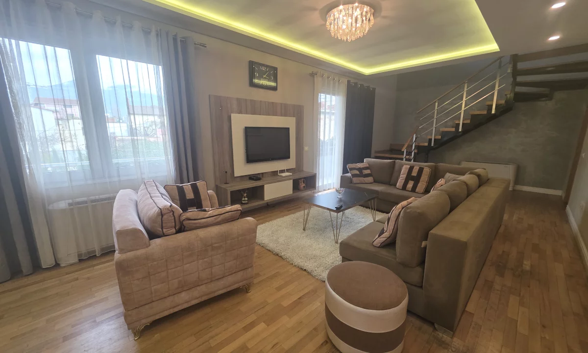 Shtepi me qera Duplex(shtepi me 2 kate) ne Tirane, 3+1, Mobilimi E mobiluar, Pagesa 100,000  Leke.