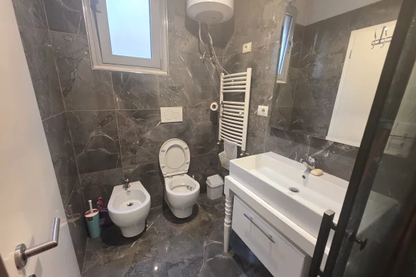 Shtepi me qera Duplex(shtepi me 2 kate) ne Tirane, 3+1, Mobilimi E mobiluar, Pagesa 100,000  Leke.