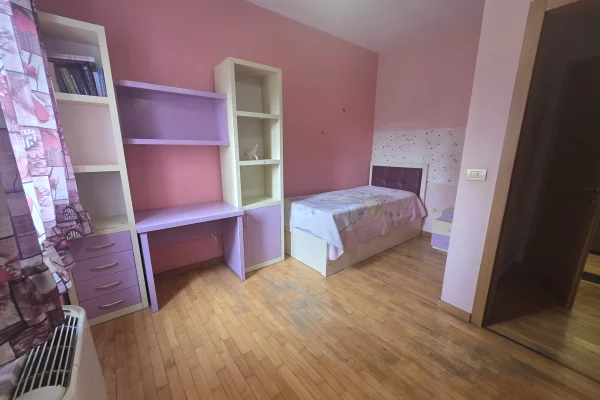 Shtepi me qera Duplex(shtepi me 2 kate) ne Tirane, 3+1, Mobilimi E mobiluar, Pagesa 100,000  Leke.
