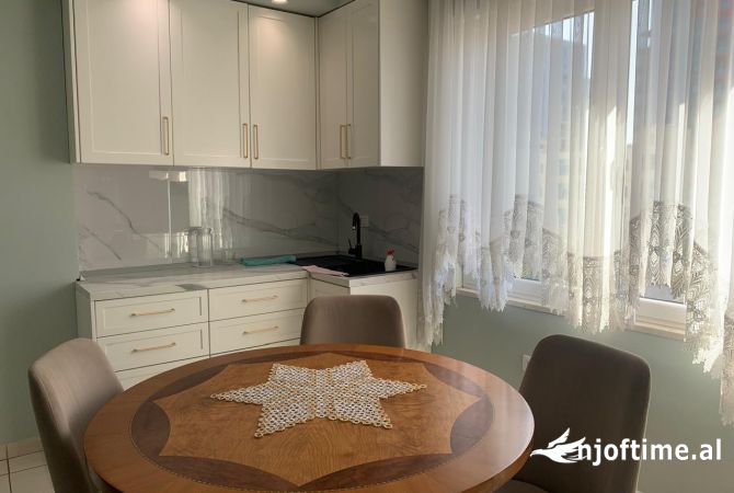 Shtepi me qera Apartament ne Tirane, 2+1, Mobilimi E mobiluar, Pagesa 600  Euro.
