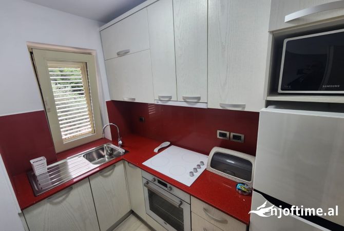Shtepi me qera Apartament ne Tirane, 2+1, Mobilimi E mobiluar, Pagesa 900  Euro.