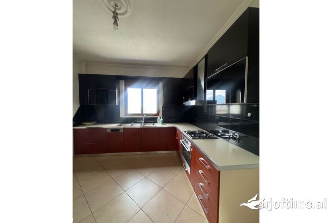 Shtepi ne shitje Shtepi Private ne Tirane, 5+1, Mobilimi Pjeserisht e mobiluar, Pagesa 500,000  Euro.