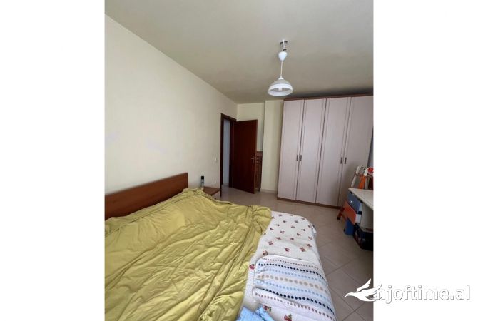 Shtepi ne shitje Apartament ne Durres, 2+1, Mobilimi E mobiluar, Pagesa 160,000  Euro.