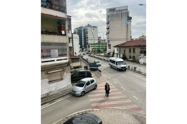 Jepen me Qera Zyra te Ali Demi prane Ish Tregut Elektrik