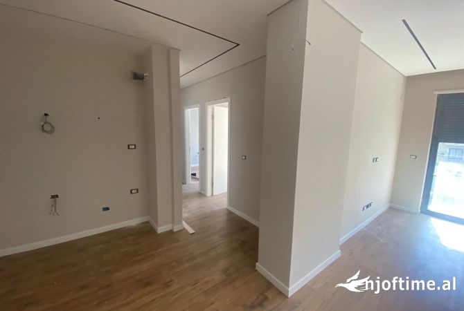 Ambient per zyra tek Stacioni Trenit