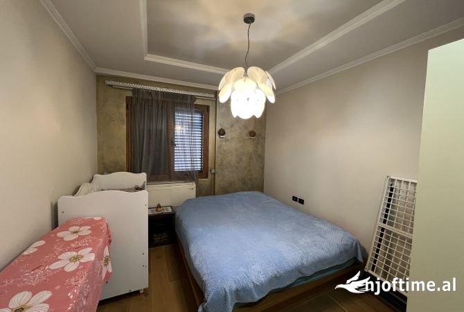 Shtepi ne shitje Apartament ne Tirane, 3+1, Mobilimi E mobiluar, Pagesa 175,000  Euro.