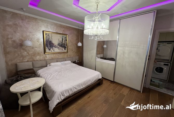 Shtepi ne shitje Apartament ne Tirane, 3+1, Mobilimi E mobiluar, Pagesa 175,000  Euro.