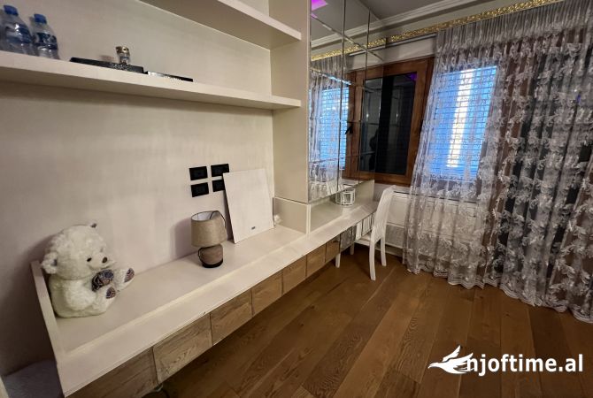 Shtepi ne shitje Apartament ne Tirane, 3+1, Mobilimi E mobiluar, Pagesa 175,000  Euro.