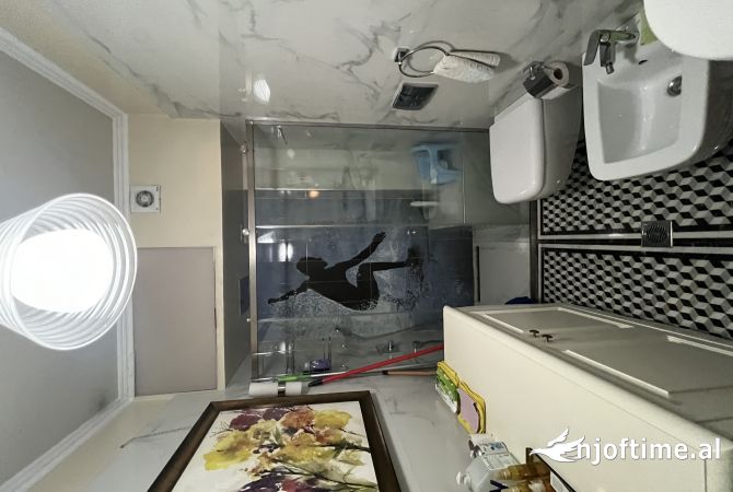 Shtepi ne shitje Apartament ne Tirane, 3+1, Mobilimi E mobiluar, Pagesa 175,000  Euro.