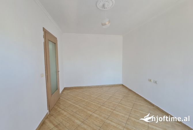 Shtepi ne shitje Apartament ne Tirane, 1+1, Mobilimi Pjeserisht e mobiluar, Pagesa 89,000  Euro.
