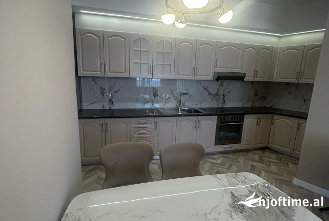Shtepi me qera 2+1 ne Tirane - 1,300 Euro