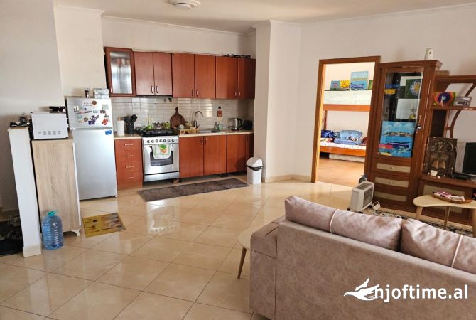 Shtepi me qera Apartament ne Tirane, 2+1, Mobilimi E mobiluar, Pagesa 650  Euro.