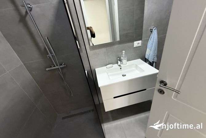 Shtepi me qera Apartament ne Tirane, 2+1, Mobilimi E mobiluar, Pagesa 1,500  Euro.