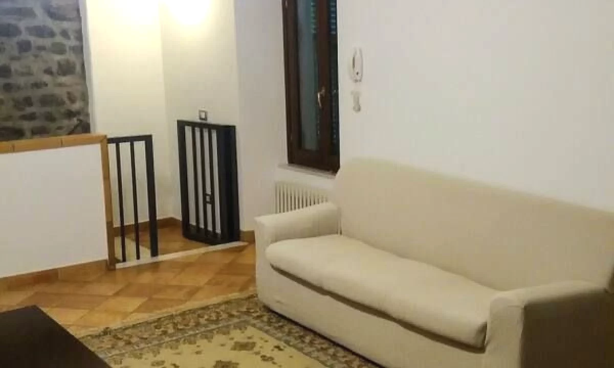 Shtepi me qera Apartament ne Tirane, Garsoniere, Mobilimi E mobiluar, Pagesa 36,000  Leke.