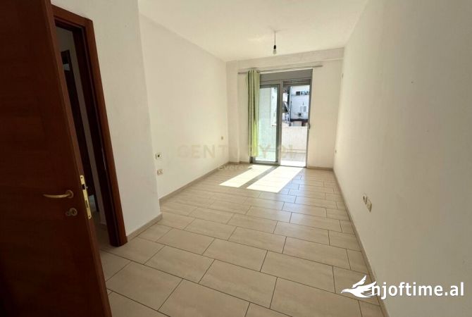 Shtepi ne shitje Apartament ne Tirane, 1+1, Mobilimi Bosh, pa mobiluar, Pagesa 85,000  Euro.