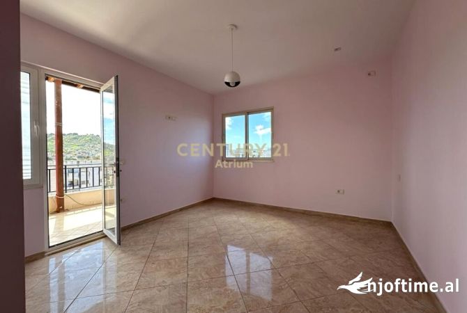 Shtepi ne shitje Apartament ne Tirane, 2+1, Mobilimi Pjeserisht e mobiluar, Pagesa 130,000  Euro.