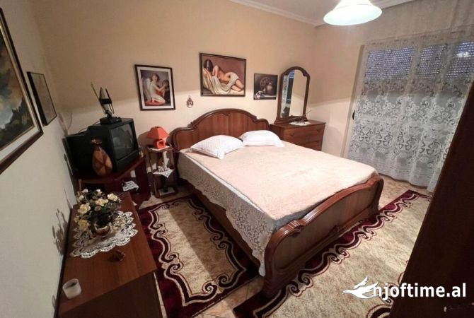 Shtepi ne shitje Apartament ne Tirane, 2+1, Mobilimi Pjeserisht e mobiluar, Pagesa 130,000  Euro.