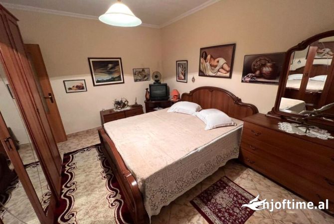 Shtepi ne shitje Apartament ne Tirane, 2+1, Mobilimi Pjeserisht e mobiluar, Pagesa 130,000  Euro.