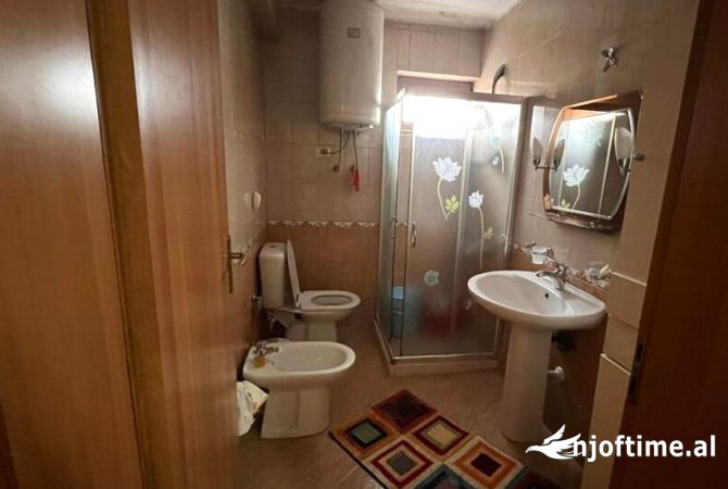 Shtepi ne shitje Apartament ne Tirane, 2+1, Mobilimi Pjeserisht e mobiluar, Pagesa 130,000  Euro.