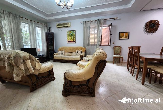 Shtepi me qera Shtepi Private ne Tirane, 4+1, Mobilimi E mobiluar, Pagesa 1,000  Euro.