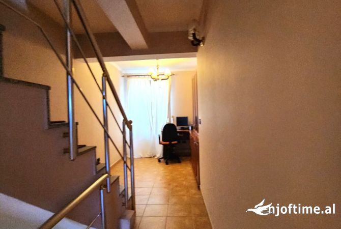 Shtepi me qera Shtepi Private ne Tirane, 4+1, Mobilimi E mobiluar, Pagesa 1,000  Euro.