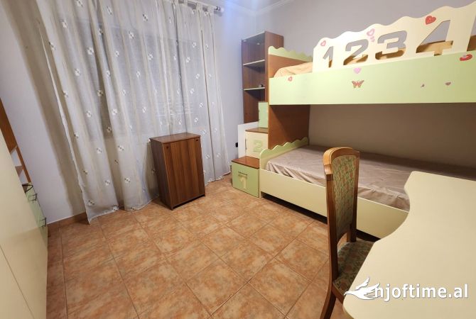 Shtepi me qera Shtepi Private ne Tirane, 4+1, Mobilimi E mobiluar, Pagesa 1,000  Euro.