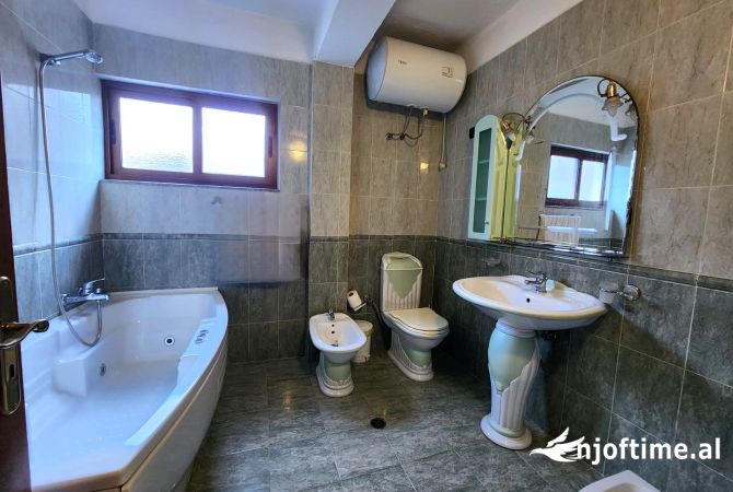 Shtepi me qera Shtepi Private ne Tirane, 4+1, Mobilimi E mobiluar, Pagesa 1,000  Euro.