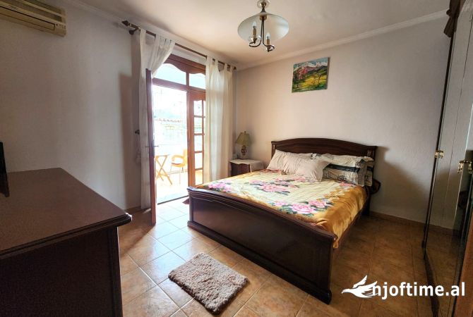 Shtepi me qera Shtepi Private ne Tirane, 4+1, Mobilimi E mobiluar, Pagesa 1,000  Euro.