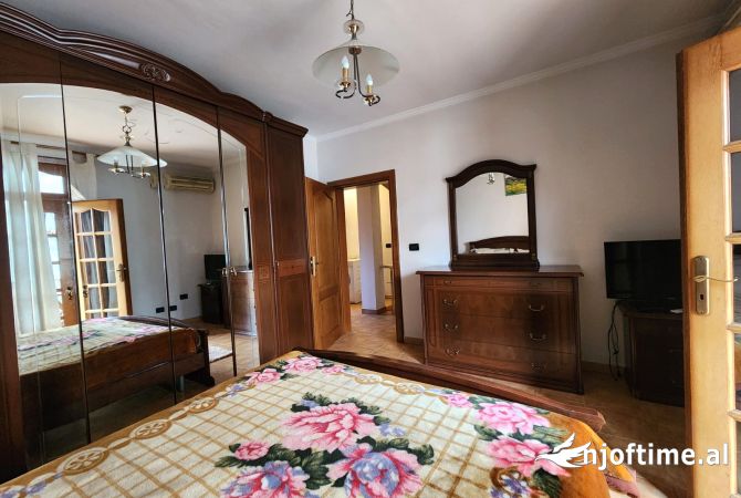 Shtepi me qera Shtepi Private ne Tirane, 4+1, Mobilimi E mobiluar, Pagesa 1,000  Euro.