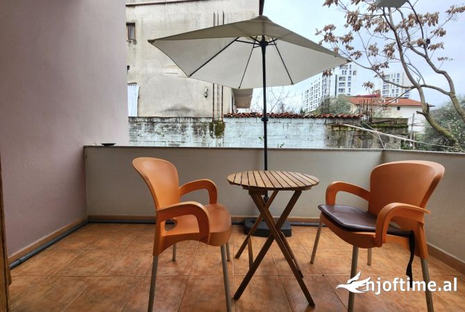 Shtepi me qera Shtepi Private ne Tirane, 4+1, Mobilimi E mobiluar, Pagesa 1,000  Euro.