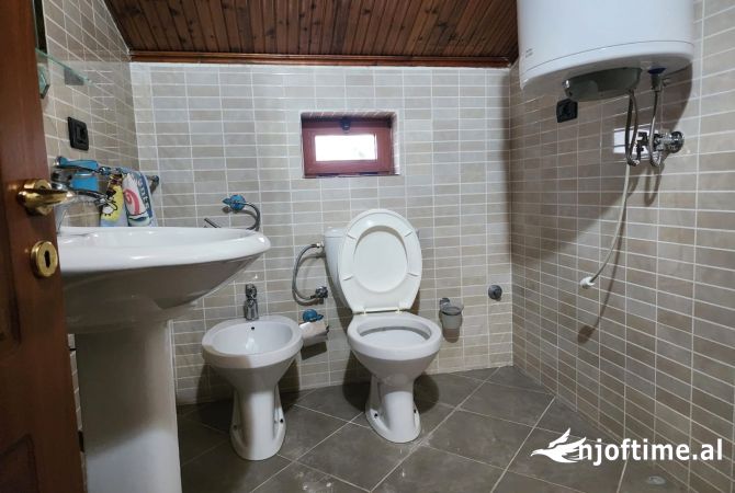 Shtepi me qera Shtepi Private ne Tirane, 4+1, Mobilimi E mobiluar, Pagesa 1,000  Euro.