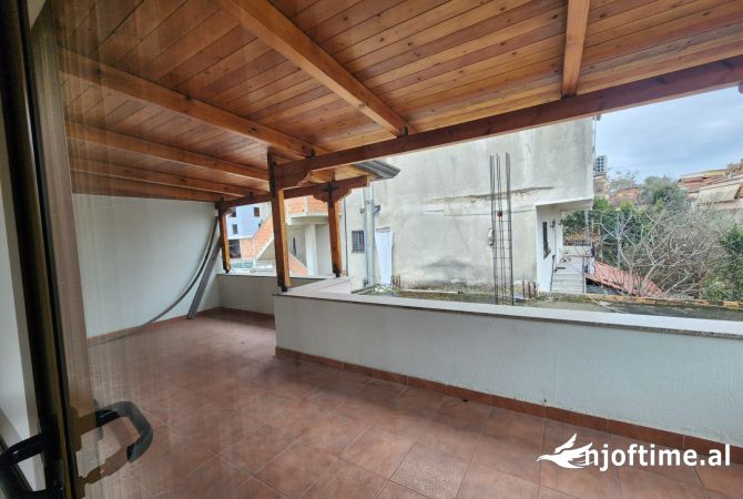 Shtepi me qera Shtepi Private ne Tirane, 4+1, Mobilimi E mobiluar, Pagesa 1,000  Euro.