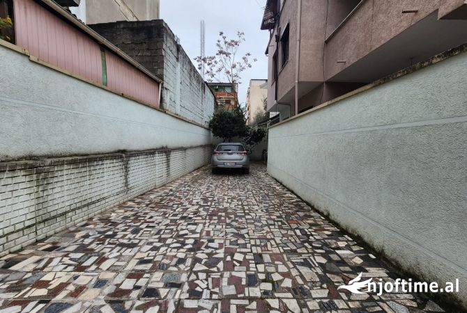 Shtepi me qera Shtepi Private ne Tirane, 4+1, Mobilimi E mobiluar, Pagesa 1,000  Euro.