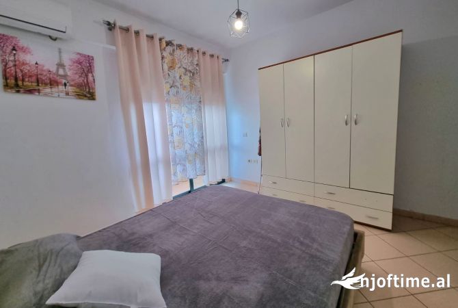 Shtepi me qera Apartament ne Tirane, 2+1, Mobilimi E mobiluar, Pagesa 550  Euro.