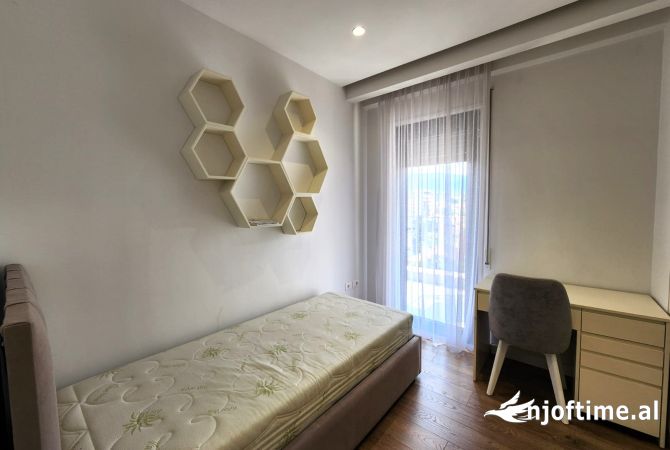 Shtepi me qera Apartament ne Tirane, 2+1, Mobilimi E mobiluar, Pagesa 1,000  Euro.