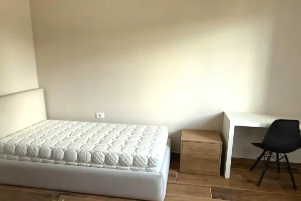 Shtepi me qera Apartament ne Tirane, 2+1, Mobilimi E mobiluar, Pagesa 650  Euro.