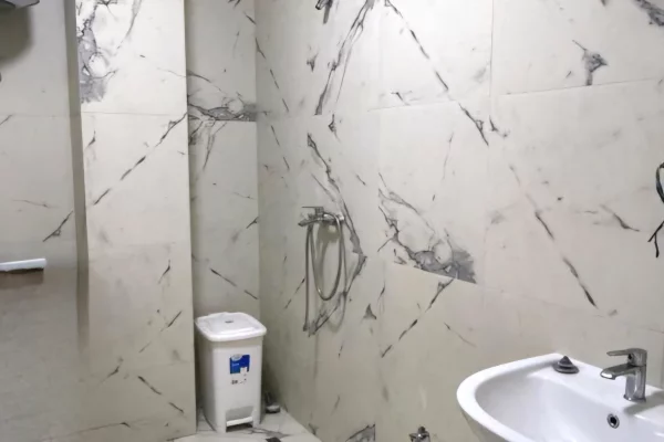 Shtepi me qera Apartament ne Tirane, 2+1, Mobilimi E mobiluar, Pagesa 650  Euro.