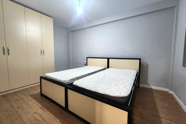 Shtepi me qera Apartament ne Tirane, 2+1, Mobilimi E mobiluar, Pagesa 430  Euro.