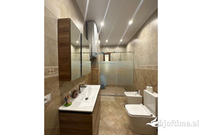 Shtepi ne shitje Apartament ne Tirane, 2+1, Mobilimi E mobiluar, Pagesa 240,000  Euro.