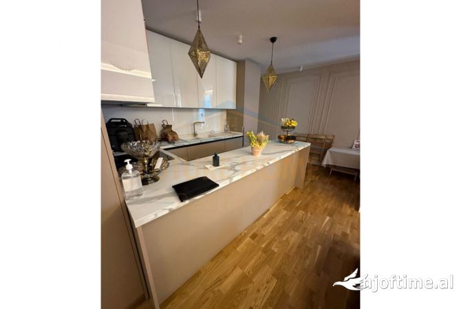 Shtepi ne shitje Apartament ne Tirane, 3+1, Mobilimi E mobiluar, Pagesa 340,000  Euro.