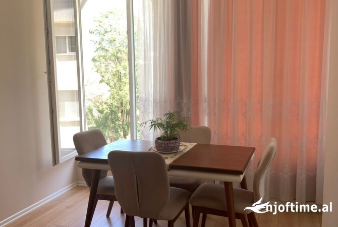 Shtepi ne shitje Apartament ne Tirane, 2+1, Mobilimi E mobiluar, Pagesa 175,000  Euro.